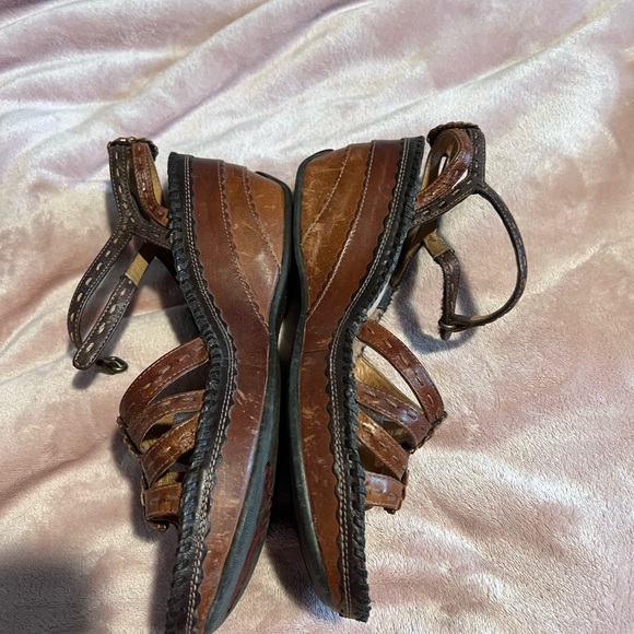 Super cute leather sandals. - Picture 3 of 5